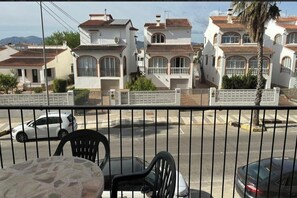 Outdoor dining - Beachfront apartment (pet friendly) (VC)