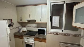 Geladeira, micro-ondas, fogĂŁo, cooktop