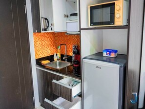 Kylskåp, mikrovågsugn och grytor/köksredskap