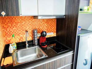 Frigorífico, microondas y utensilios de cocina