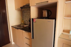 Fridge, microwave, cookware/dishes/utensils