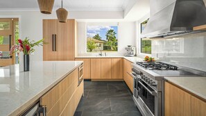 Kylskåp, mikrovågsugn, ugn och spishäll