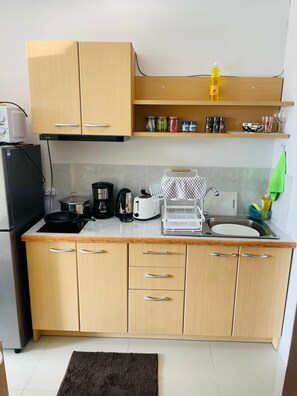 Kylskåp, mikrovågsugn, kaffe- och tebryggare och brödrost