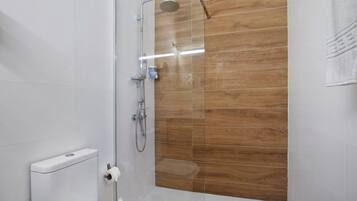 Douche, sĂšche-cheveux, serviettes fournies