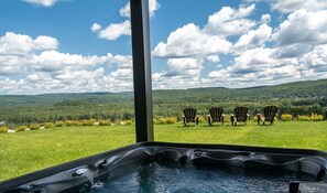 Outdoor spa tub - Apartment for 8 people (Ch du Golf, Saint-Jean-de-Matha, QC,)