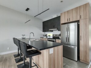 Frigorífico, microondas, horno y placa de cocina