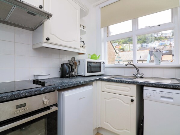 Cottage | Private kitchen | Dishwasher, cookware/dishes/utensils - Castleview Apartment, 21 South Embankment (Dartmouth)