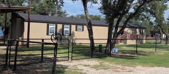 Enchanting 3-bedroom home blocks away from Lake Brownwood