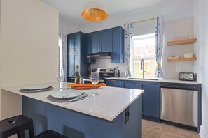 Fridge, microwave, oven, stovetop - Royale 1918: 6BR, Water Park, Spa & Secret Rooms (Beaupré)