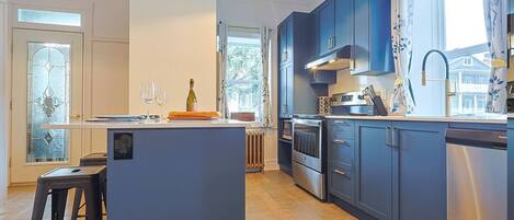 Frigorífico, microondas, horno y placa de cocina