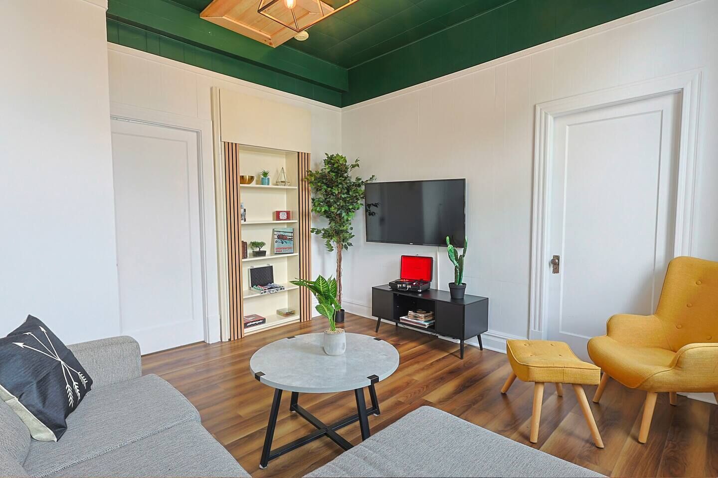 电视、桌上足球、立体声音响