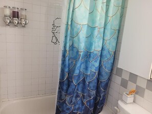Hair dryer, towels, soap, toilet paper - Charming 1-bedroom house in Queens with AC (Queens)