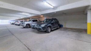 Un parking où de nombreuses voitures sont garées en rangées.