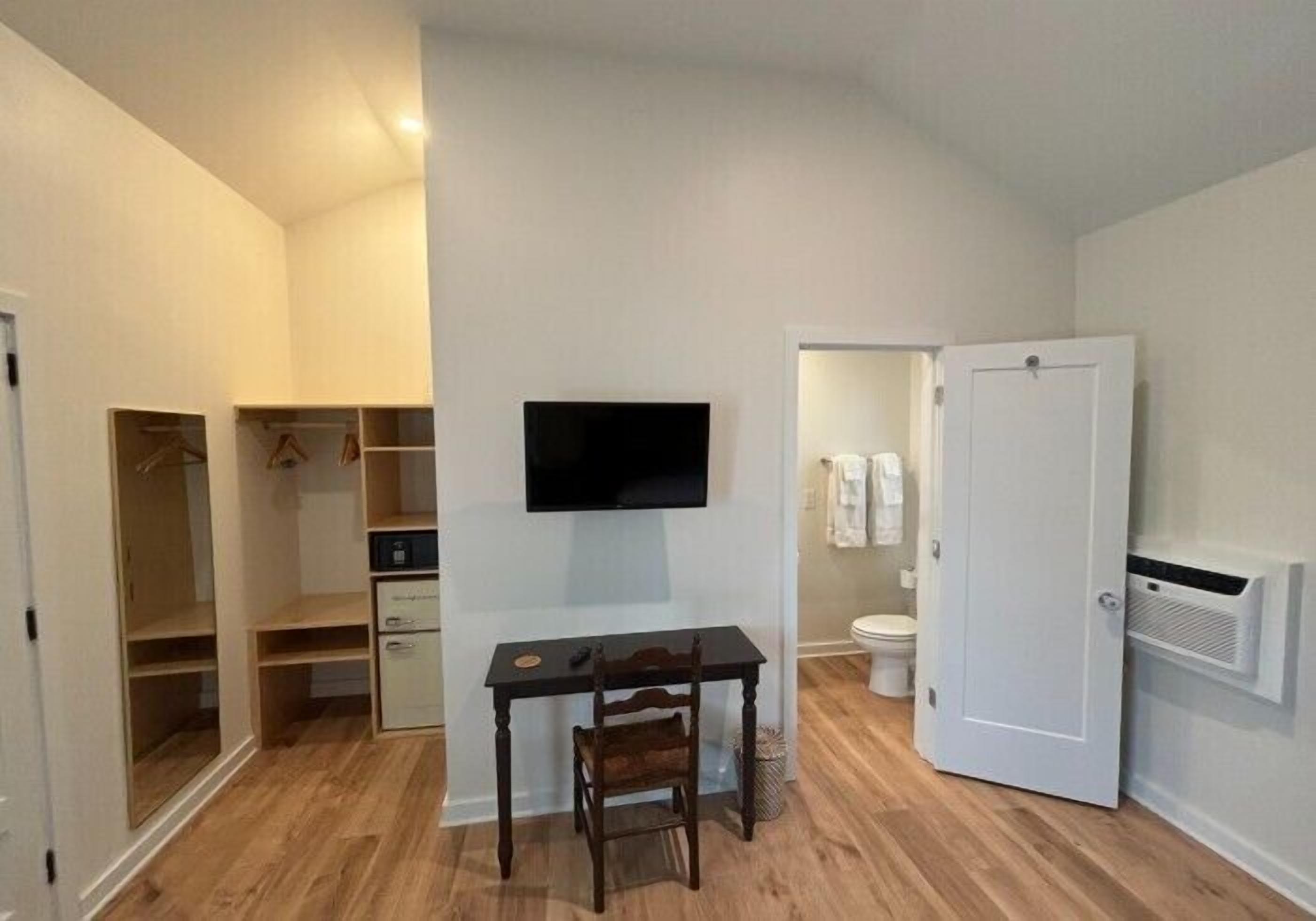 Familierom | Oppholdsområde | En 32-tommers smart-TV med digitale kanaler