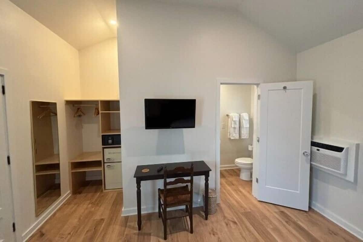 Familierom | Oppholdsområde | En 32-tommers smart-TV med digitale kanaler