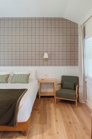 Room, 1 King Bed | Pillowtop beds, in-room safe, desk, laptop workspace