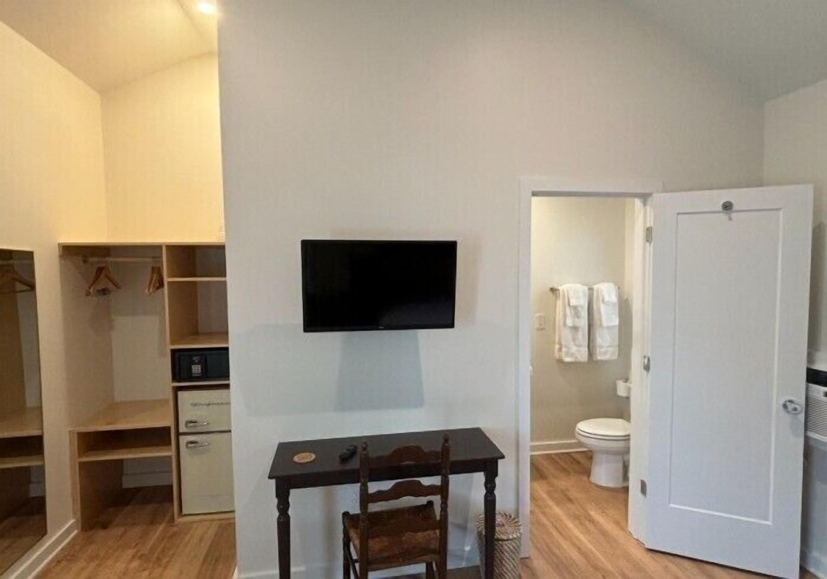 Firemannsrom | Oppholdsområde | En 32-tommers smart-TV med digitale kanaler