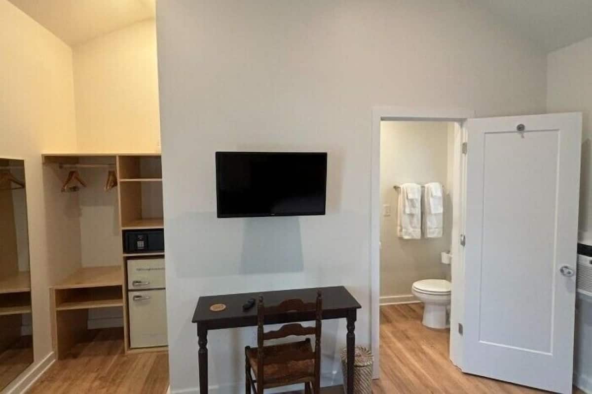 Firemannsrom | Oppholdsområde | En 32-tommers smart-TV med digitale kanaler