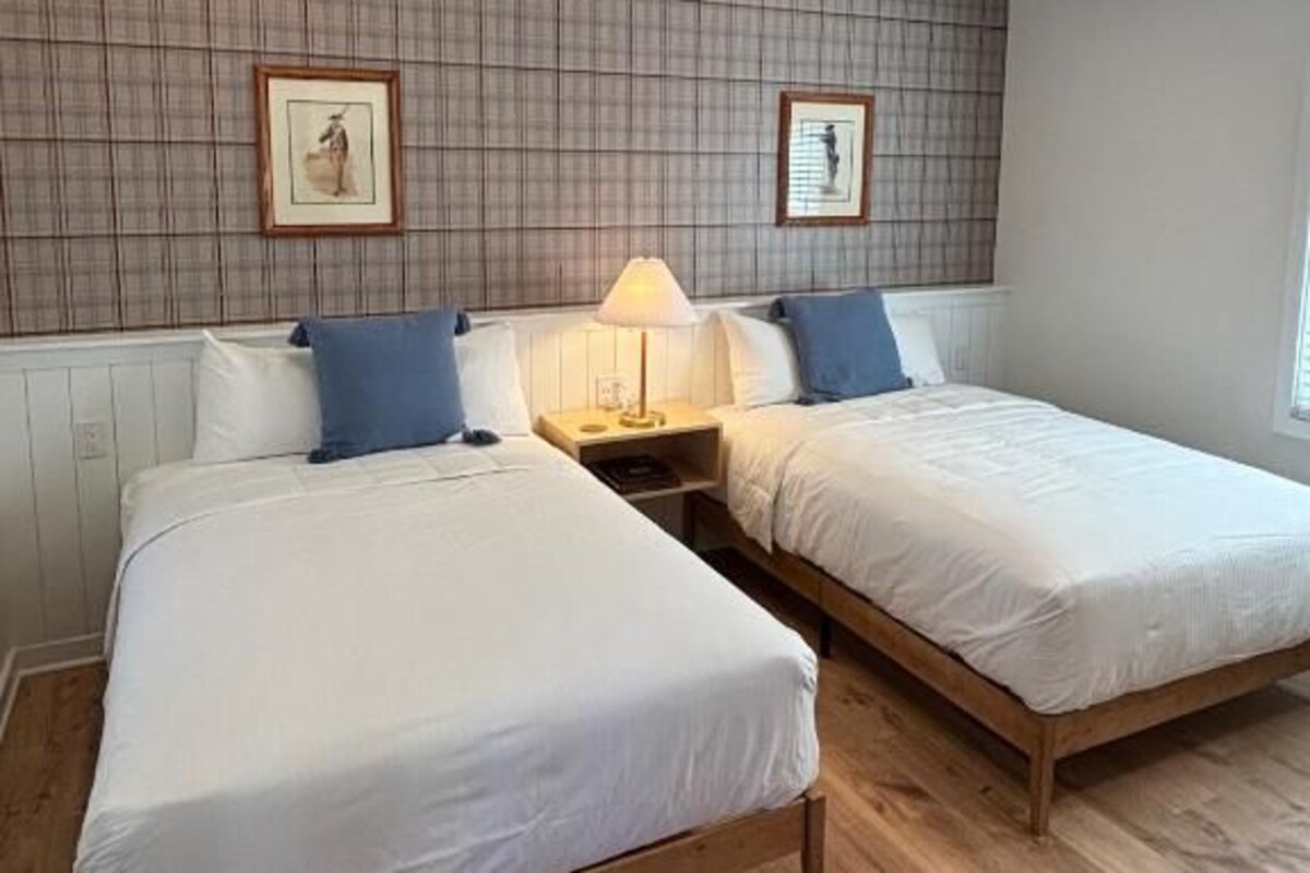 CLASSIC DOUBLE ROOM | Pillow-top beds, in-room safe, desk, laptop workspace