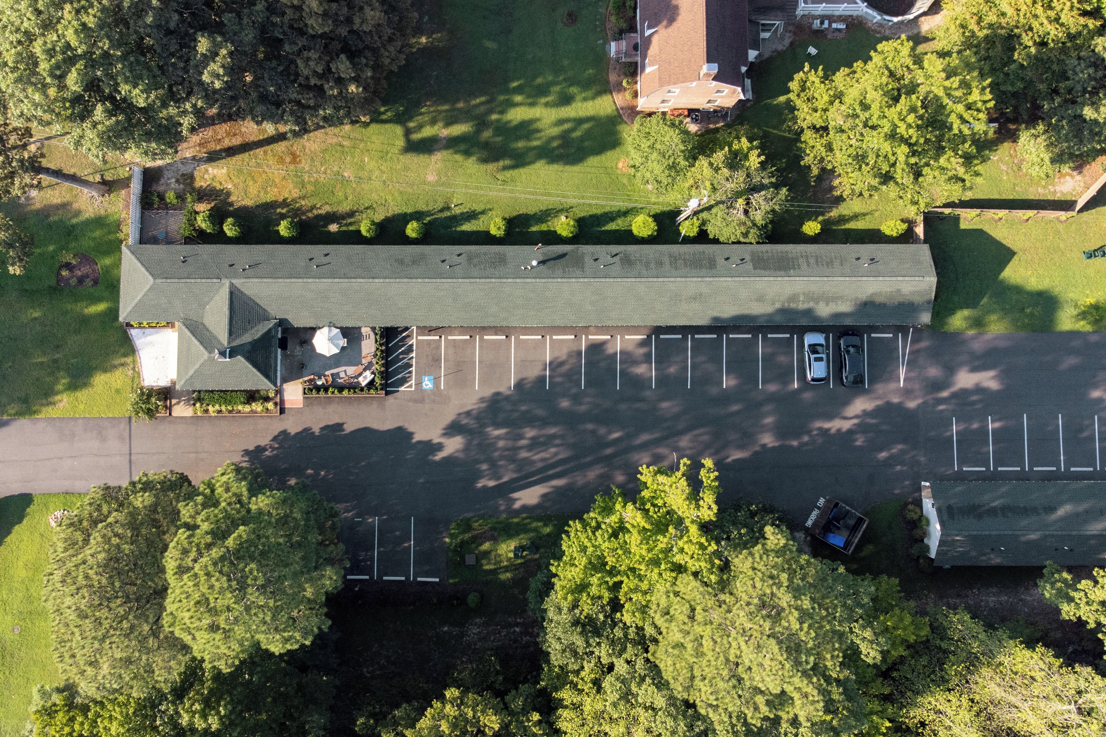 Vista aérea de un estacionamiento con un edificio al fondo.