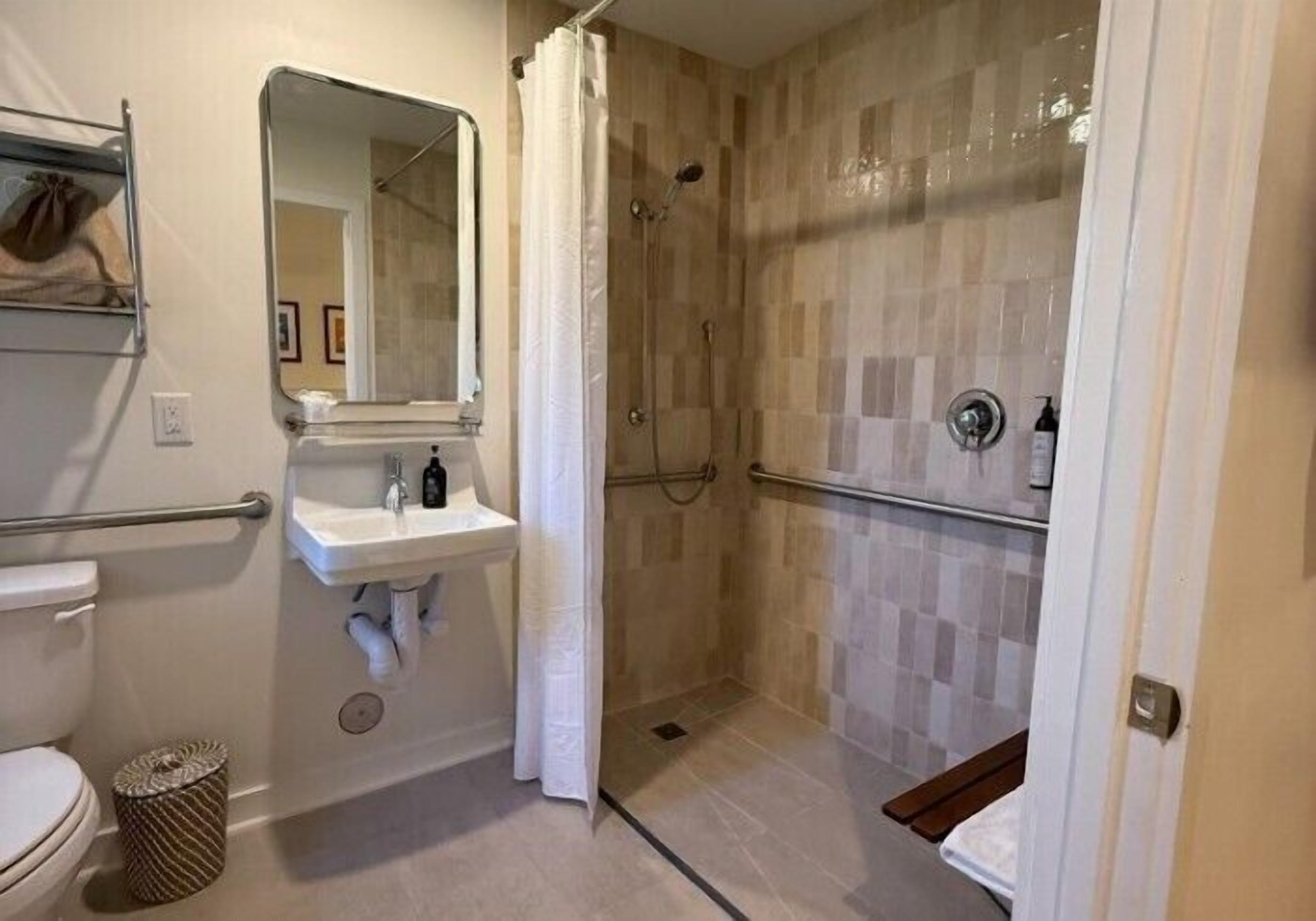 Dobbeltrom, 1 kingsize-seng | Bad | Dusj, hårføner, håndklær og såpe