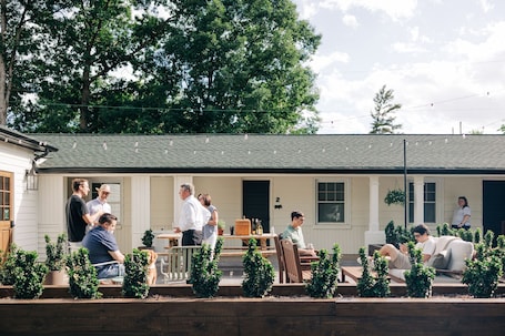 Front of property. Rochambeau Roadside Inn
