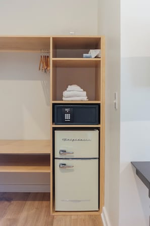 Een kluis op de kamer, een bureau, een laptopwerkplek