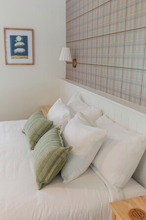 Pillowtop beds, in-room safe, desk, laptop workspace - Rochambeau Roadside Inn (Williamsburg)