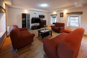 Een televisie, een dvd-speler en een tafeltennistafel