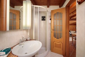 Dusche, kostenlose Toilettenartikel, Haartrockner, HandtĂŒcher