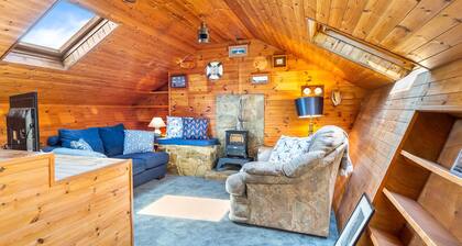 Hughs Cottage Sea Lake Views to Steal Your Heart