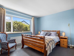 4 bedrooms, iron/ironing board, free WiFi, bed sheets