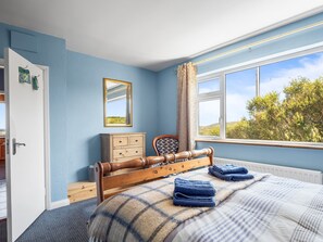 4 bedrooms, iron/ironing board, free WiFi, bed sheets