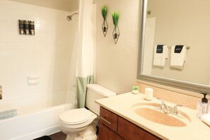 Towels, soap, toilet paper - Clean & Affordable Austin Apartment. FAST WIFI, FREE Parking (Austin)
