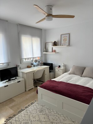 3 habitaciones, tabla de planchar con plancha, internet y ropa de cama 