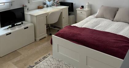 Very quiet apartment with swimming pool next to Barcelone