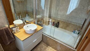 Een douche, een haardroger, een bidet, handdoeken