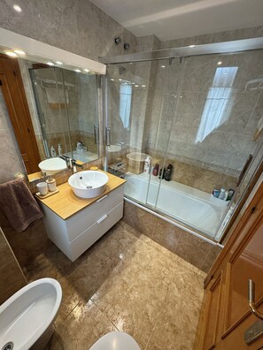 Regadera, secadora de cabello, bidet, toallas 