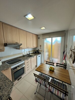 Mikrowelle, Ofen, Herdplatte, Geschirrspüler