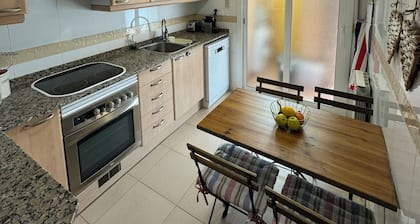 Very quiet apartment with swimming pool next to Barcelone