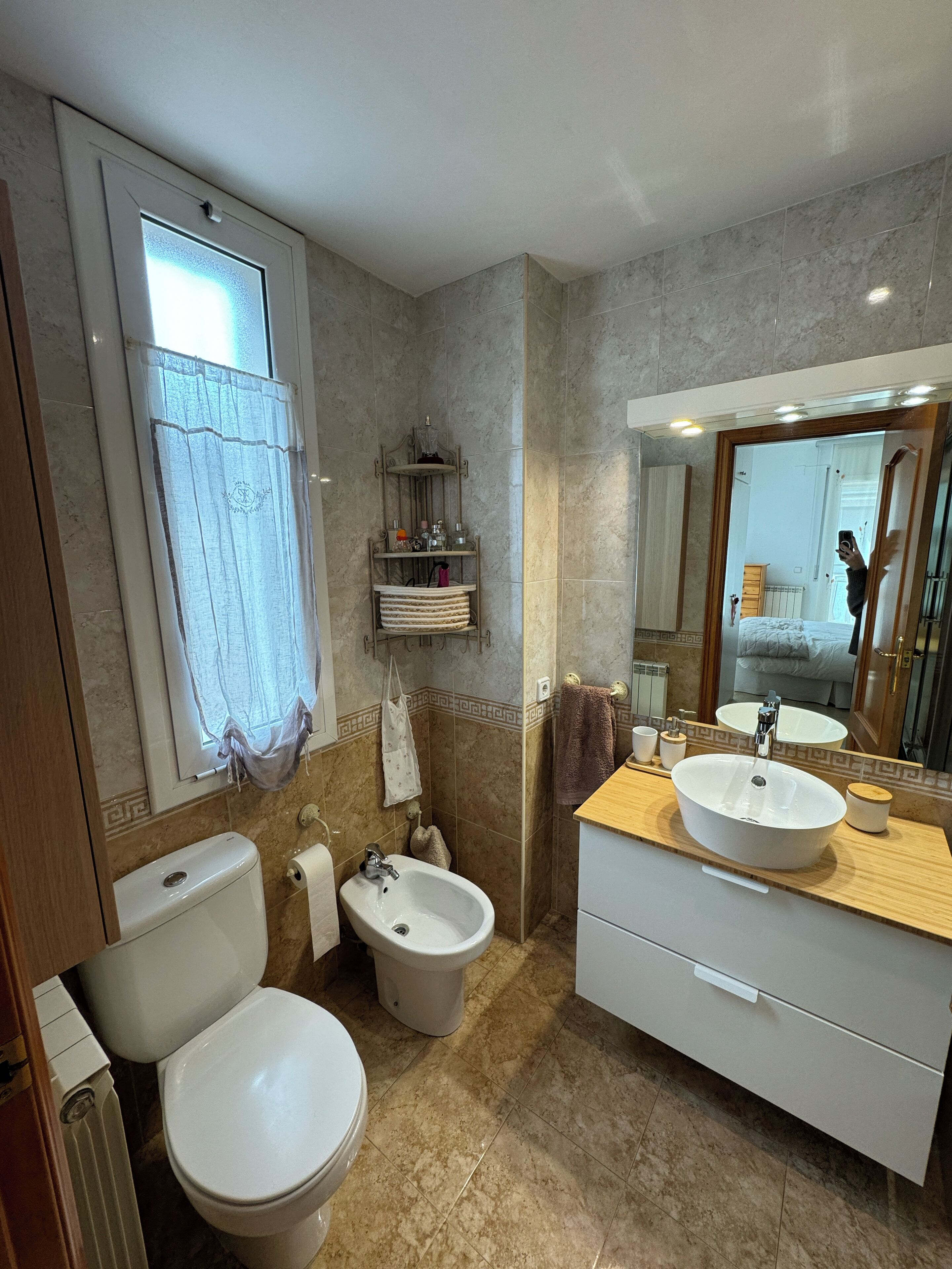 Een douche, een haardroger, een bidet, handdoeken