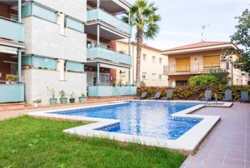Very quiet apartment with swimming pool next to Barcelone