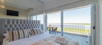 Unique views of the lagoon and promenade