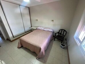 2 quartos, acesso à internet, roupa de cama