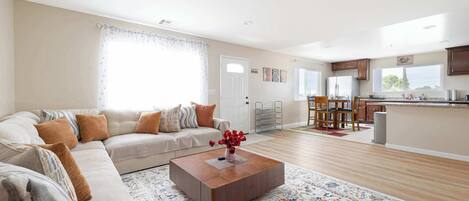 Télévision, livres, espaces bureaux