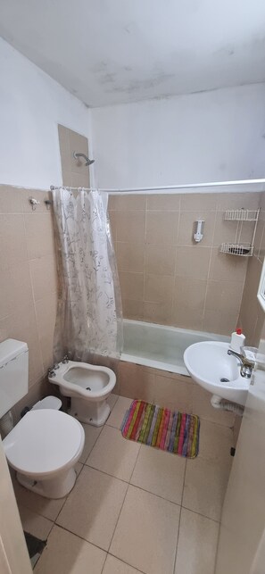 Haartrockner, Bidet, Handtücher, Seife