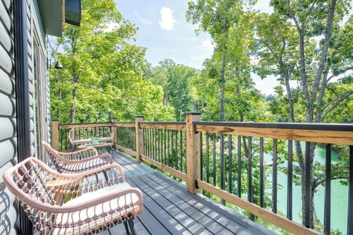 *Pet-friendly 4BD w/ POOL! Hot Tub + Near Lake!*