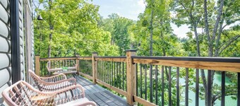 *Pet-friendly 4BD w/ POOL! Hot Tub + Near Lake!*