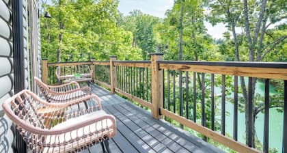 *Pet-friendly 4BD w/ POOL! Hot Tub + Near Lake!*