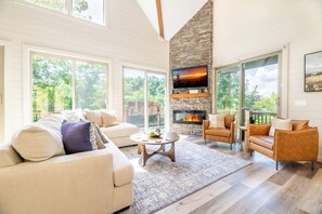 Fernseher, Kamin, Tischfußball, Tischtennisplatte